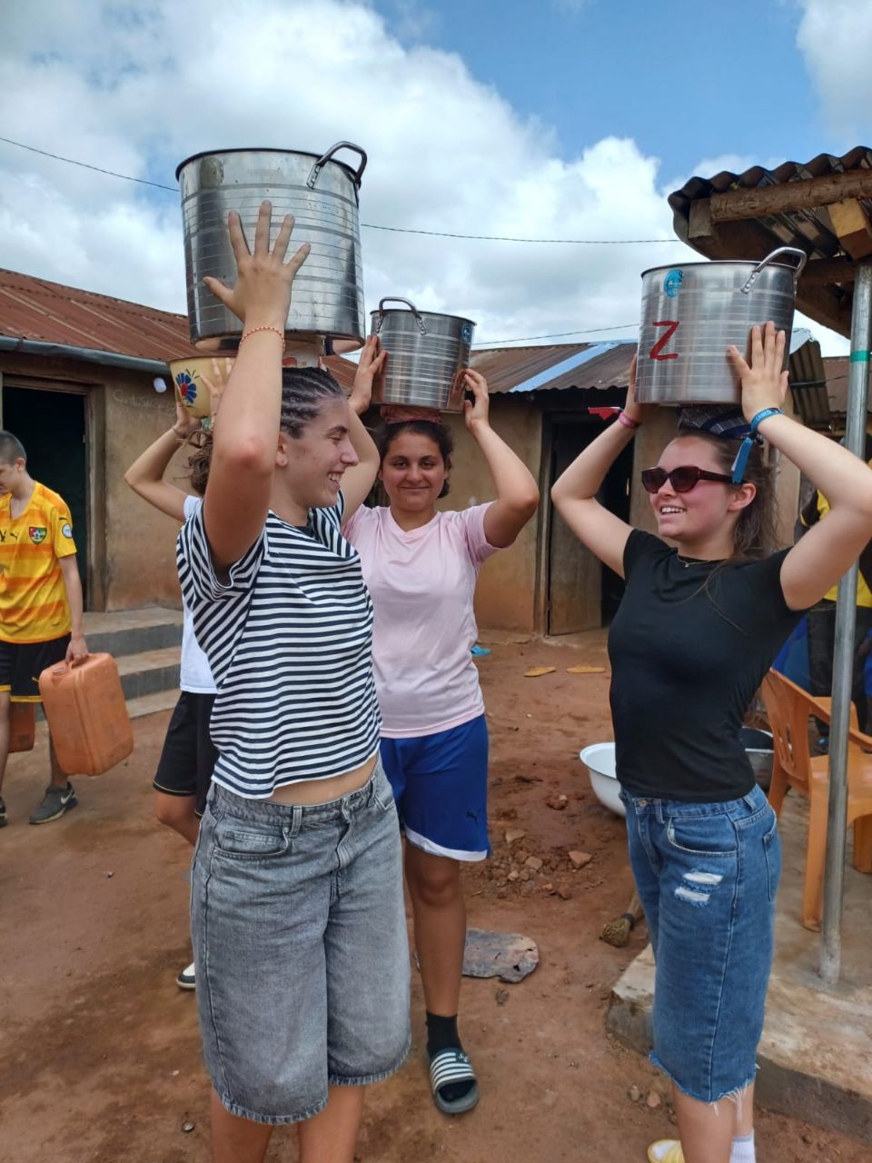 9 jeunes Ménigoutais au Togo